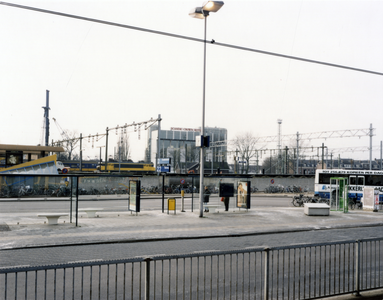 108427 Gezicht op het Stationsplein te Utrecht, met in het midden een halteplaats van het Stadsbusstation.